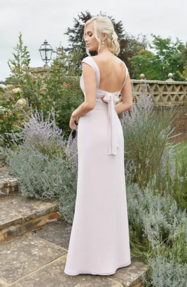 Gaun bridesmaid dengan tali pita di belakang